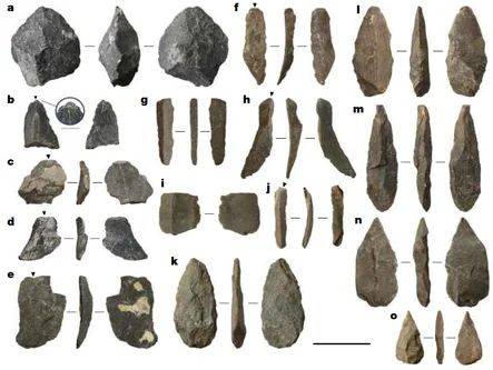 Орудия не слишком однородны: пещера была занята людьми не менее полутора десятков тысяч лет, то есть традиции обработки камня могли слегка меняться