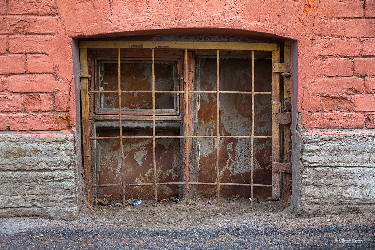 Окна 19 века. Подвальные окна. Окна в подвале. Подвалы старинных домов. Окна в здание старого здания.
