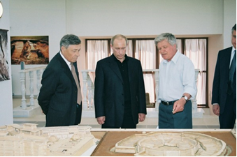 В. Путин и Г. Зданович в музее Аркаима
