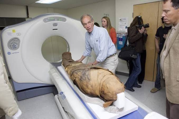 Ученые готовят загадочную мумию к исследованию на томографе 