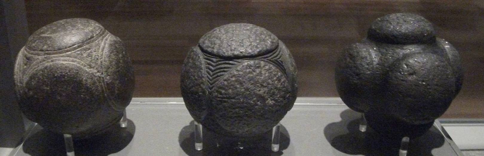 Три каменных шара выставленных в художественной галерее и музее Келвингроув в шотландском городе Глазго. /en.wikipedia.org/
