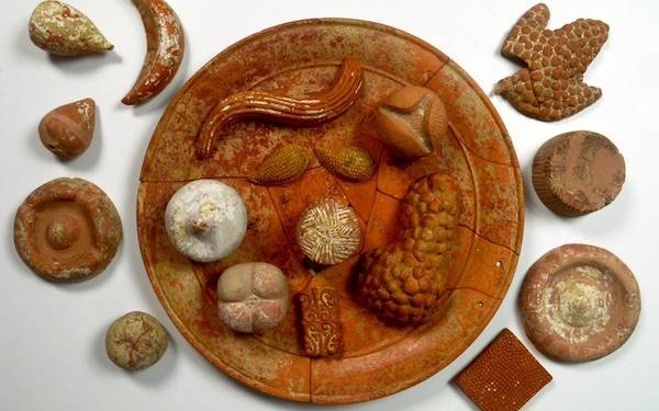  Терракотовая вотивная еда с 360 г. до н.э., включая гранаты, виноград, миндаль, сыры и фокачча./m.thepaper.cn/