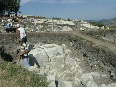 Археологические раскопки в Перпериконе (Болгария). На представленной фотографии хорошо видно, что раскопки вскрывают культурный слой и оставляют нетронутым скальное ложе