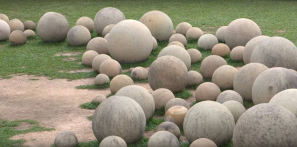 каменные шары