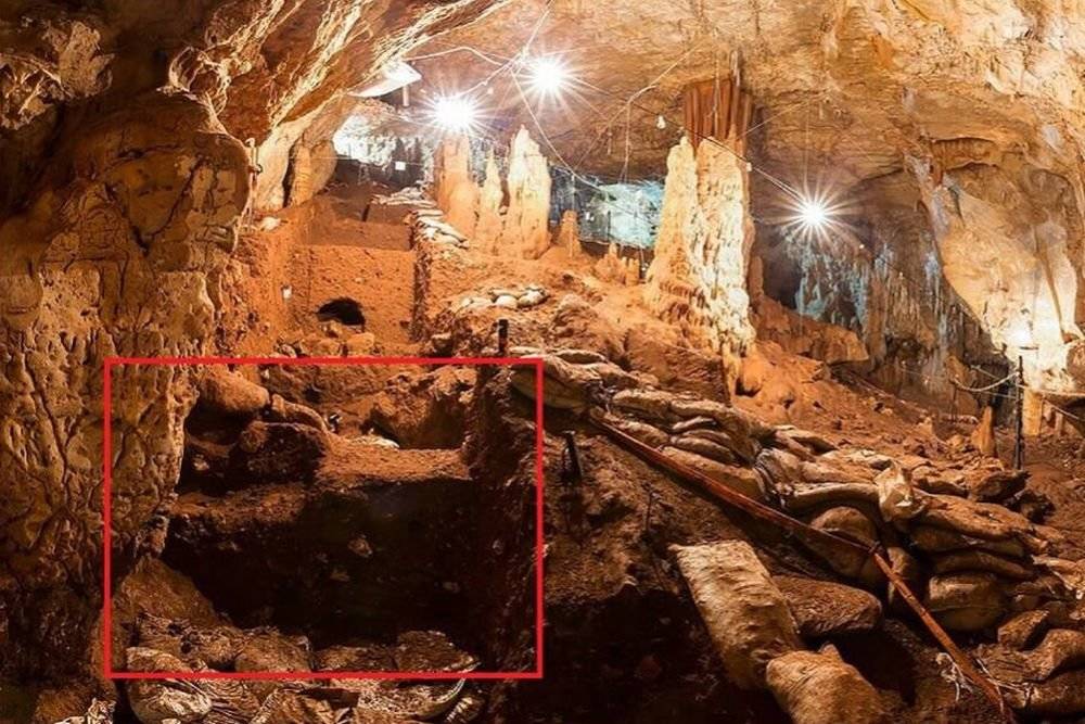 Вид на пещеру Манот и крупный план области, где были найдены некоторые зубы. Фото: профессор Исраэль Гершковиц (Israel Hershkovitz) /phys.org/news/