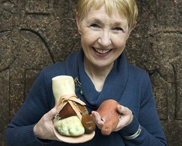 Британская исследовательница Сюзанна Бикель (Susanne Bickel) из Университета Манчестера с моделями древних египетских протезов /www.kp.ru/