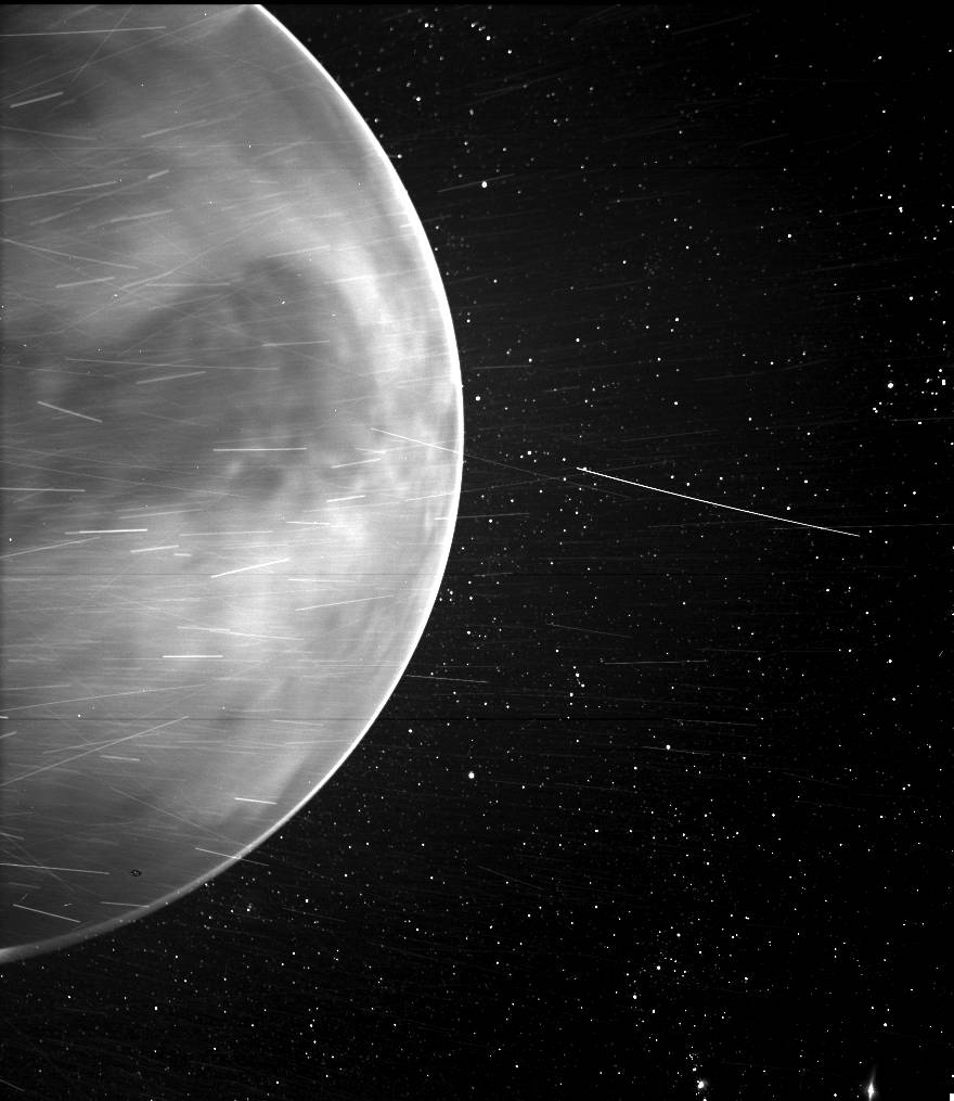 Пролетая мимо Венеры, Parker Solar Probe увидел то, чего не должен был