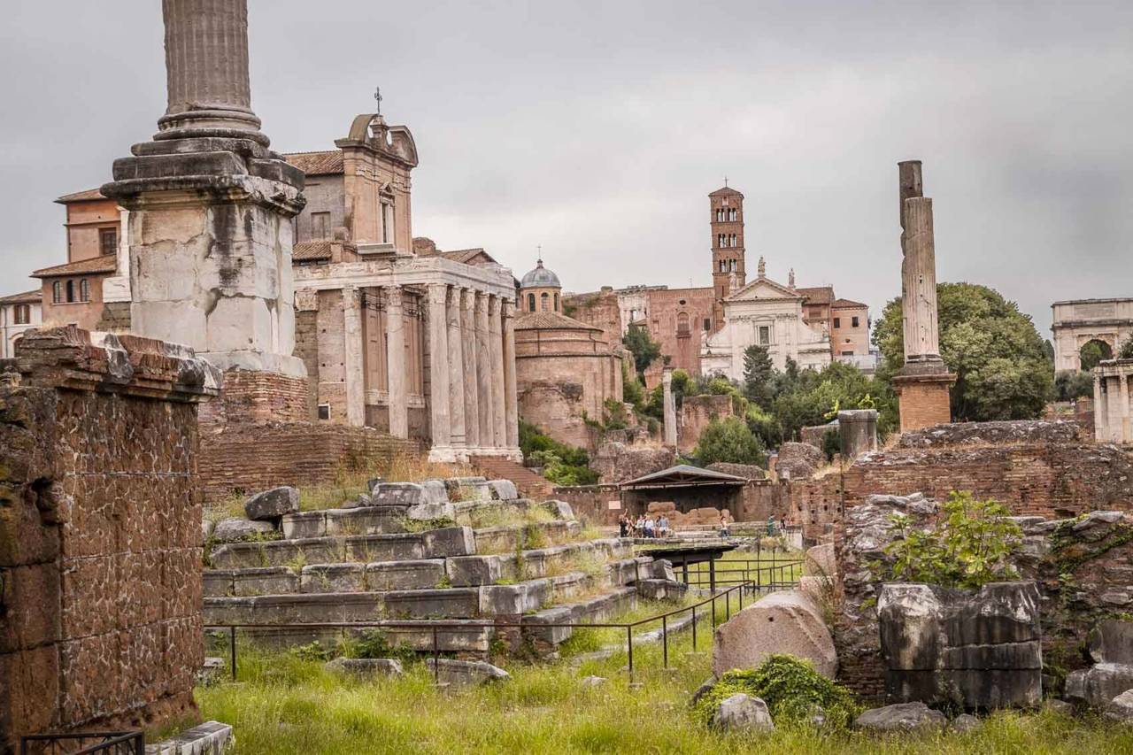 Храм сохранился до наших дней почти. Храм Цезаря в Риме.