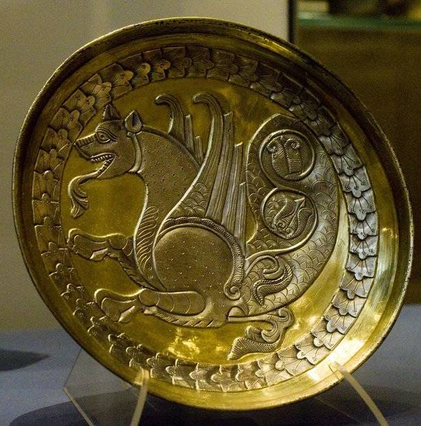 Симург на позолоченном серебряном блюде (VII VIII вв. н. э.). 