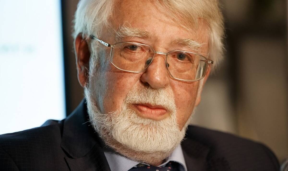 Владимир Петрович Скулачёв (род. 1935), советский и российский биохимик, академик РАН 