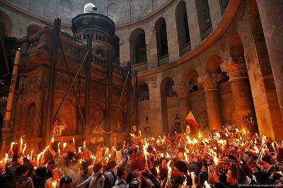 Благодатный огонь на Пасху считается привилегией православных, а не католиков