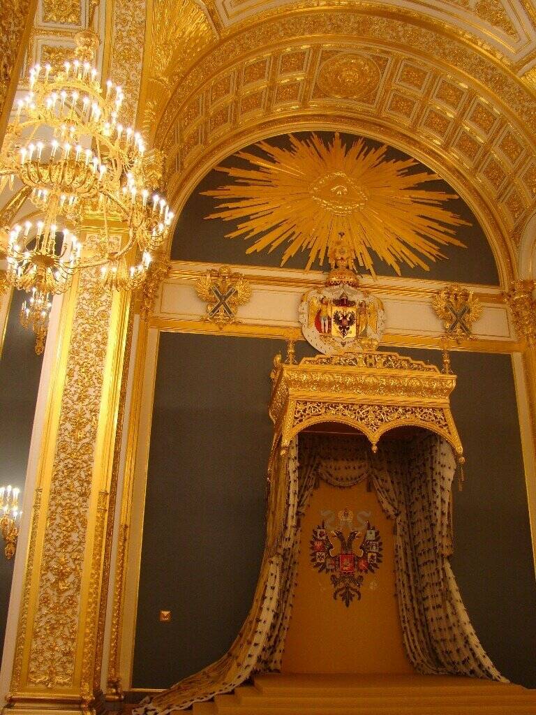 Всевидящее око в Андреевском зале Кремля. 