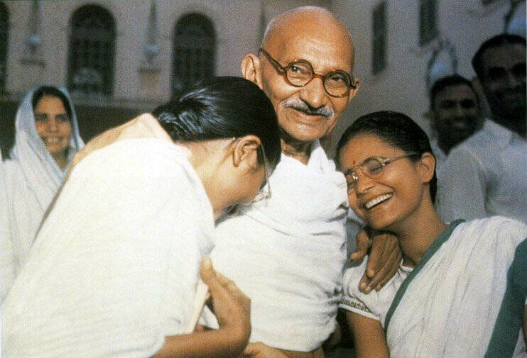 неоиндуизм Махатма Ганди с внучками в 1947 г.