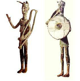 Нурагические статуэтки: человек в шлеме с рогами и воин. 