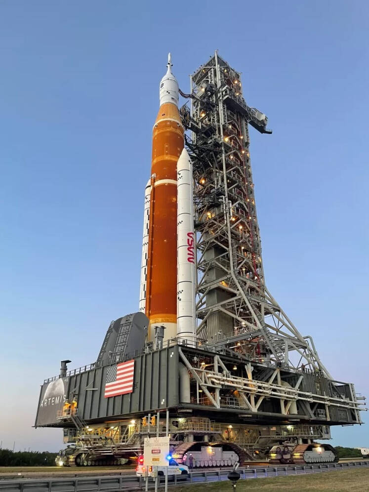 Огромная лунная ракета SLS успешно доставлена на стартовую площадку для тестов