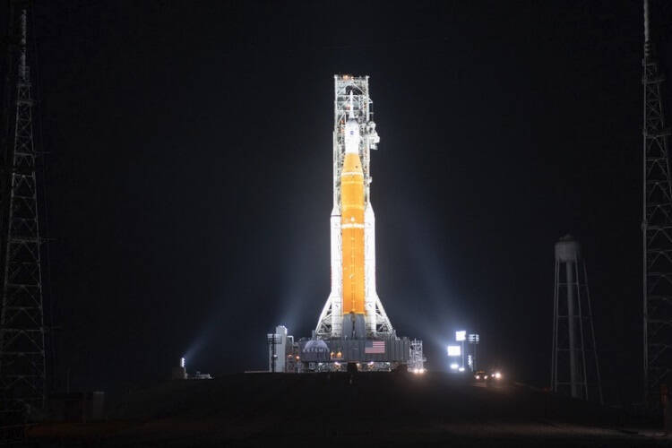 Огромная лунная ракета SLS успешно доставлена на стартовую площадку для тестов