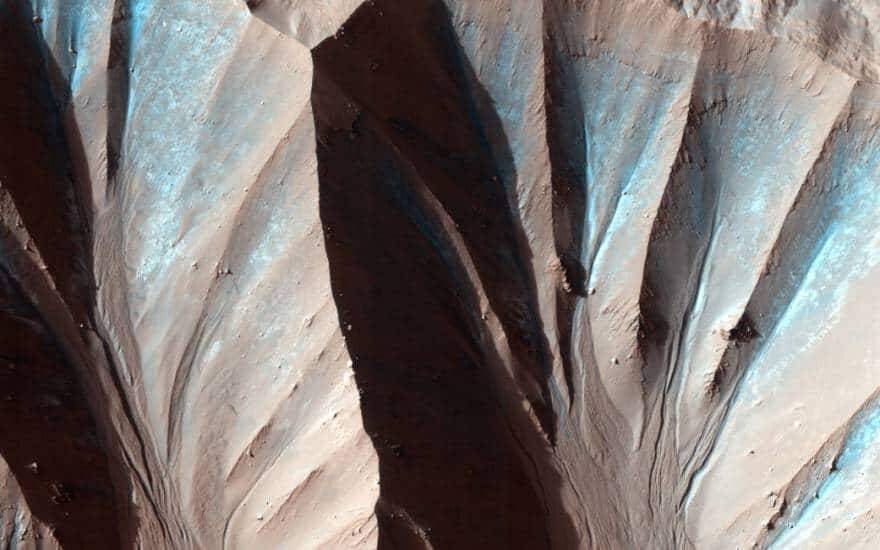Ледяные отложения в кратерах Марса отражают смену времен года
