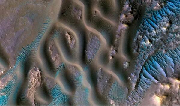 Спутник HiRise сделал фотографии необычных марсианских дюн