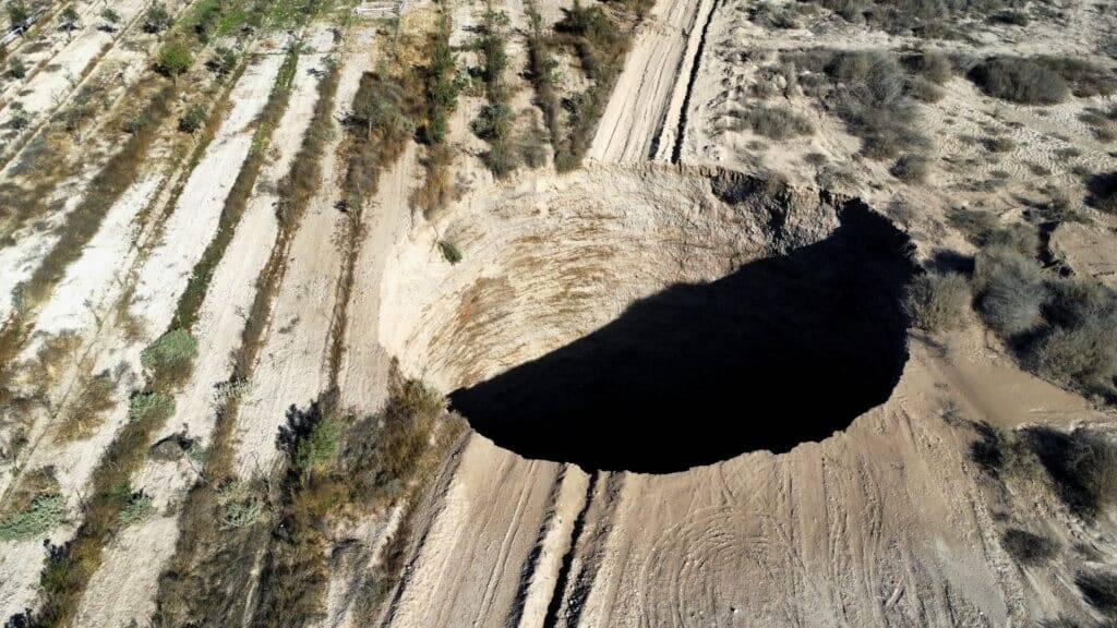 В чилийской пустыне образовалась огромная воронка