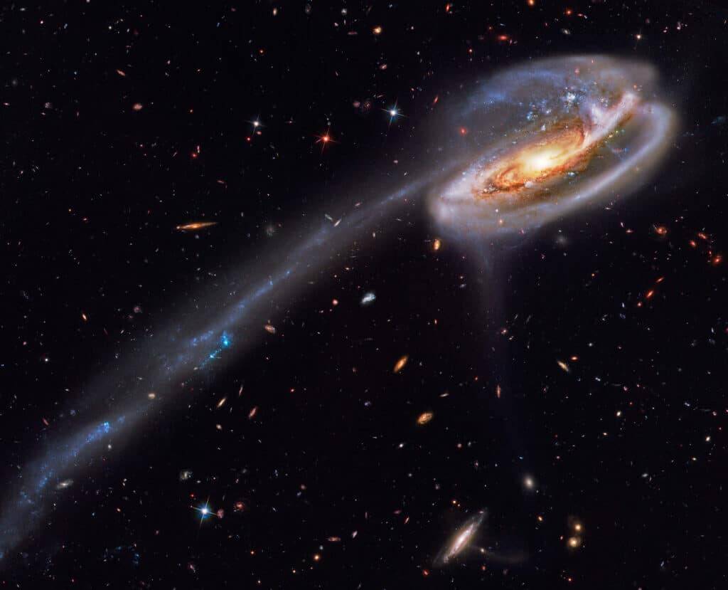 Рекордный космический хвост подсказал, почему галактики слишком маленькие