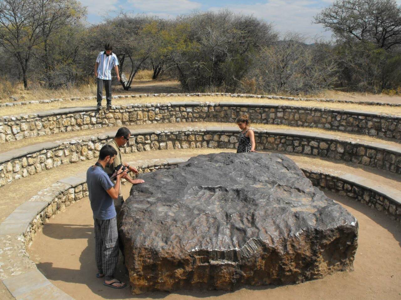 Гоба. Метеорит Гоба Намибия. Самый большой метеорит Гоба. Метеорит Гоба Намибия 1920 г. Метеорит Гоба кратер.