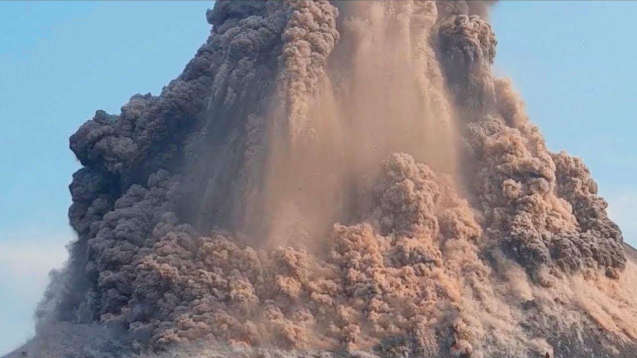 На итальянском острове Стромболи лава пробила склон извергающегося вулкана